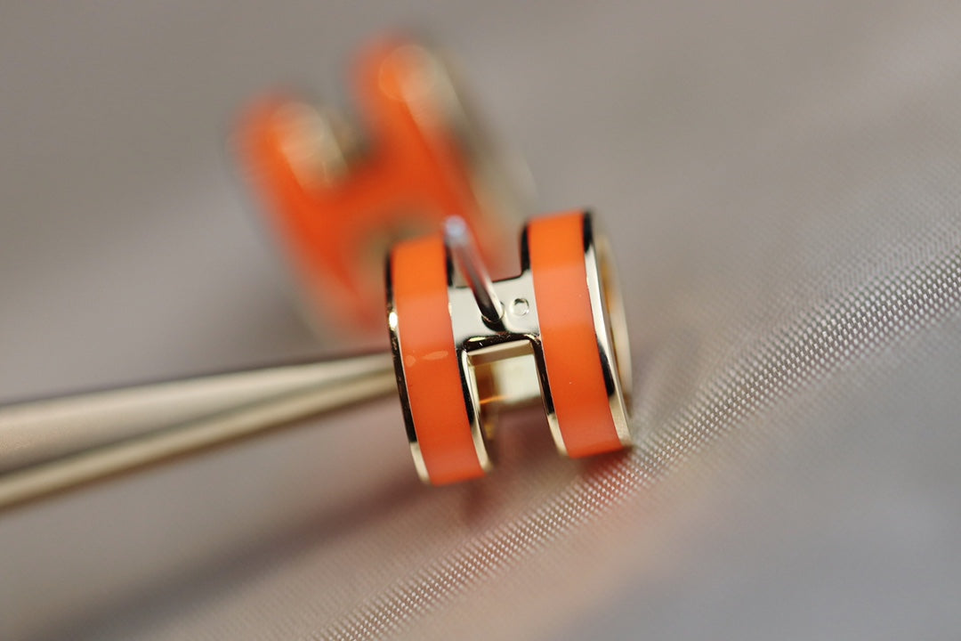 [Riva Jewelry]MINI POP H EARRINGS ORANGE