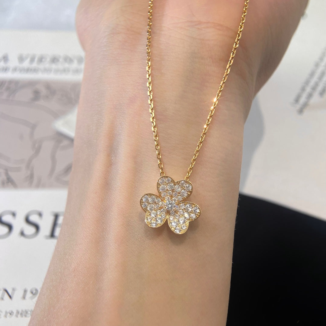 [Riva Jewelry]PAVÉ DIAMOND FLOWER CHARM NECKLACE