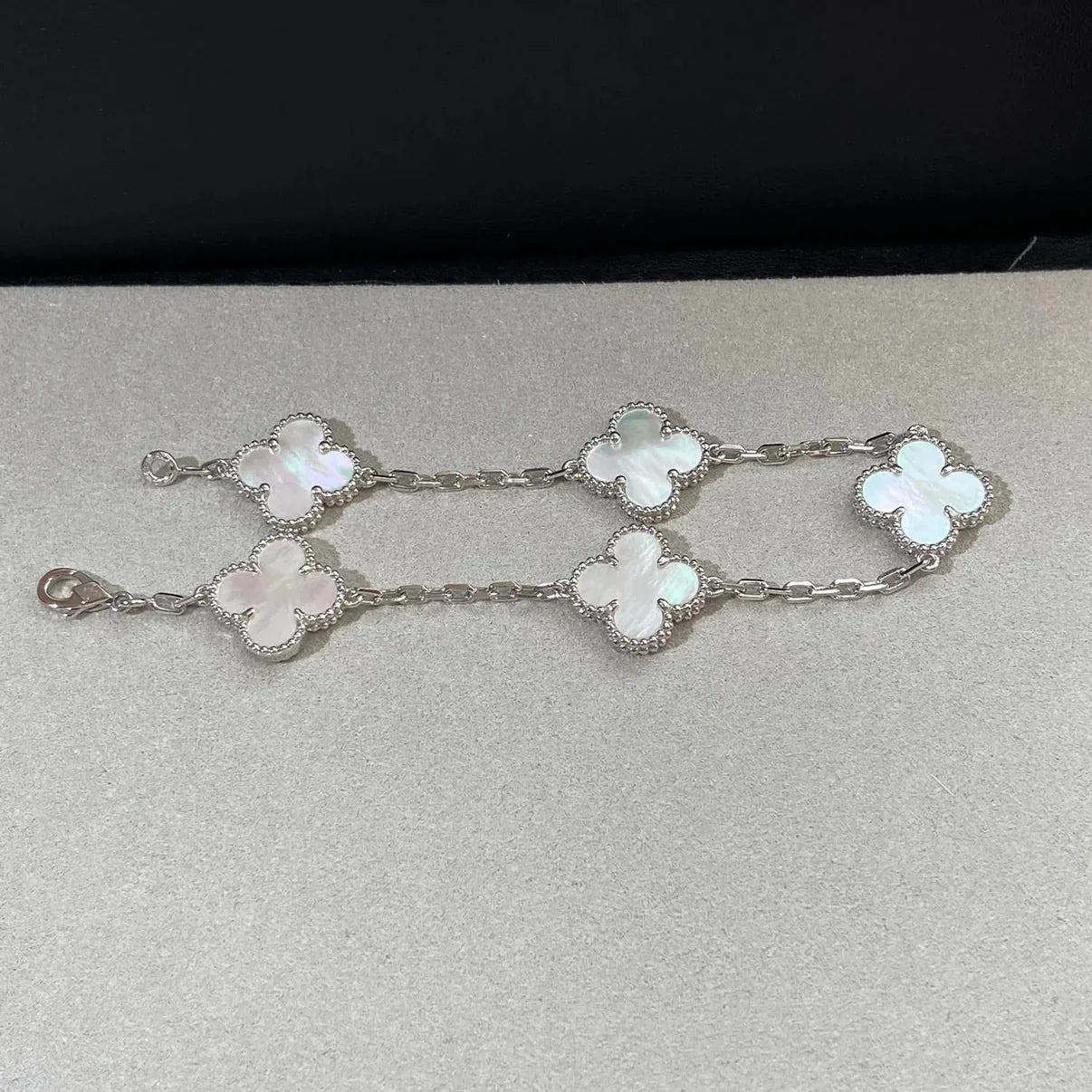 [Riva Jewelry]LUCKY CLOVER 5-MOTIF BRACELET - WHITE MOTHER-OF-PEARL COLLECTION