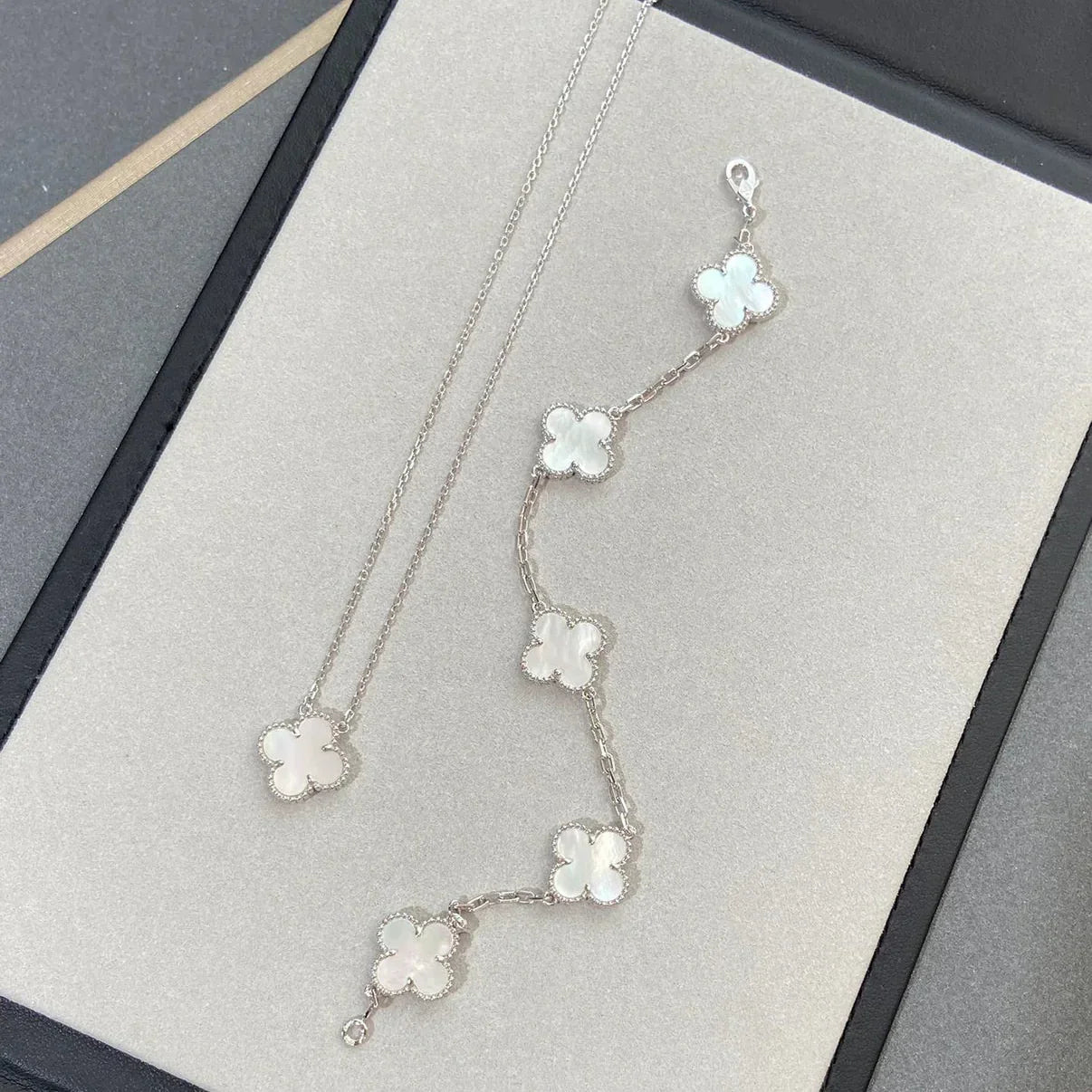 [Riva Jewelry]LUCKY CLOVER 5-MOTIF BRACELET - WHITE MOTHER-OF-PEARL COLLECTION