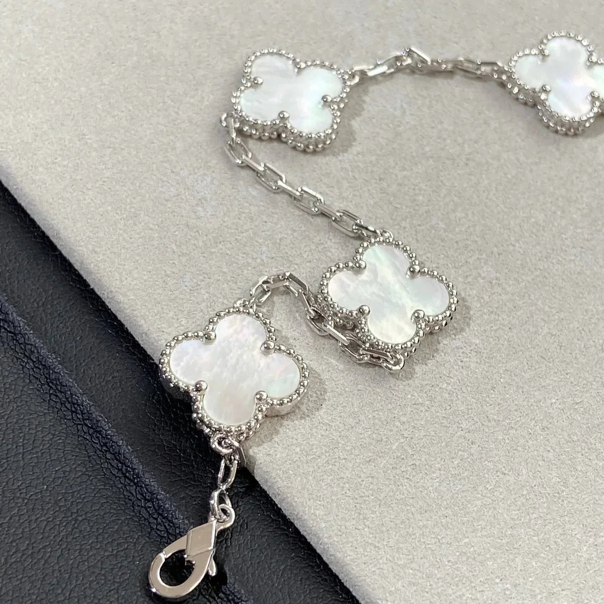[Riva Jewelry]LUCKY CLOVER 5-MOTIF BRACELET - WHITE MOTHER-OF-PEARL COLLECTION