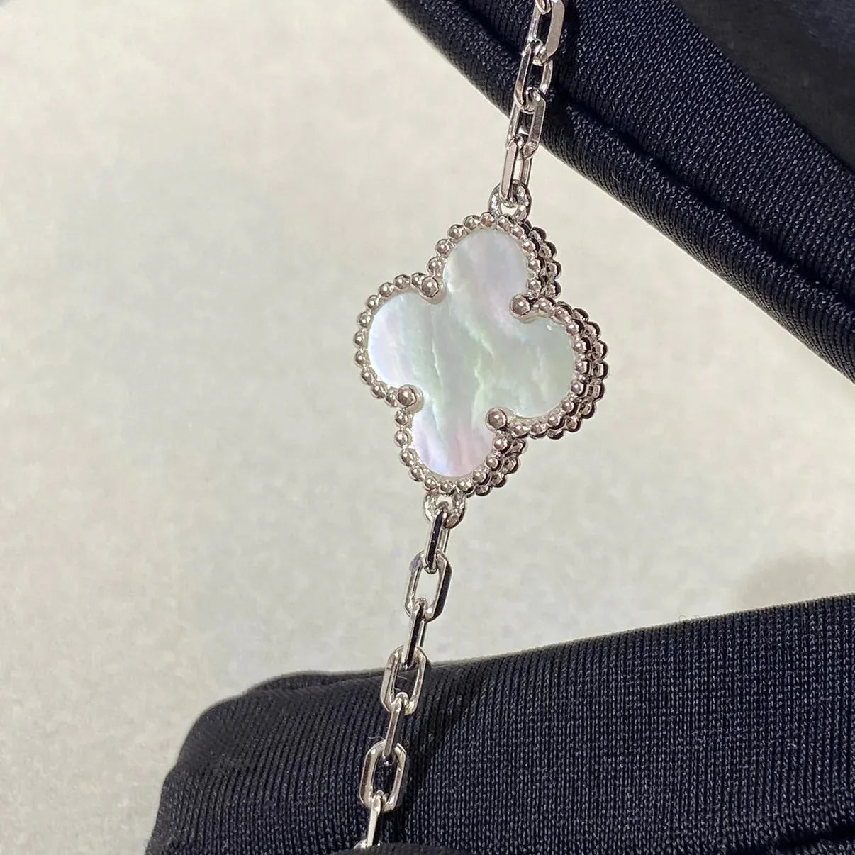 [Riva Jewelry]LUCKY CLOVER 5-MOTIF BRACELET - WHITE MOTHER-OF-PEARL COLLECTION