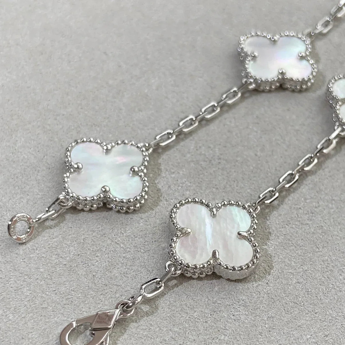[Riva Jewelry]LUCKY CLOVER 5-MOTIF BRACELET - WHITE MOTHER-OF-PEARL COLLECTION