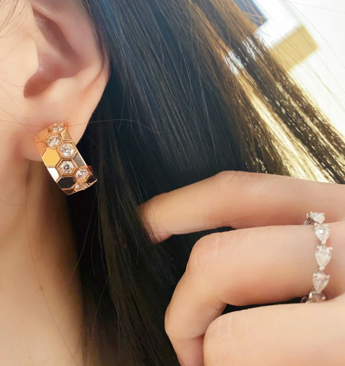 [Riva Jewelry]BEE LOVE DIAMOND HOOP EARRINGS