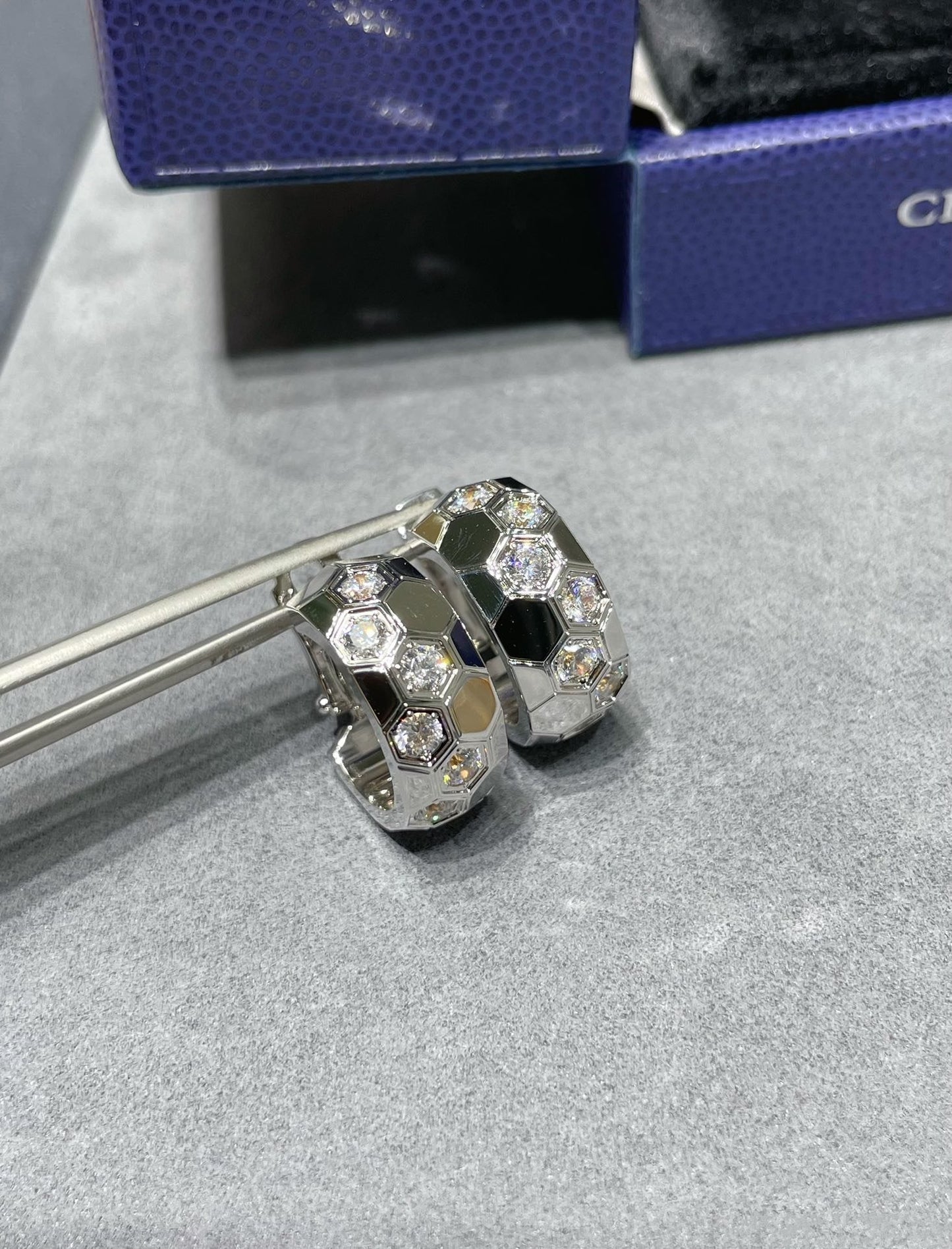 [Riva Jewelry]BEE LOVE DIAMOND HOOP EARRINGS