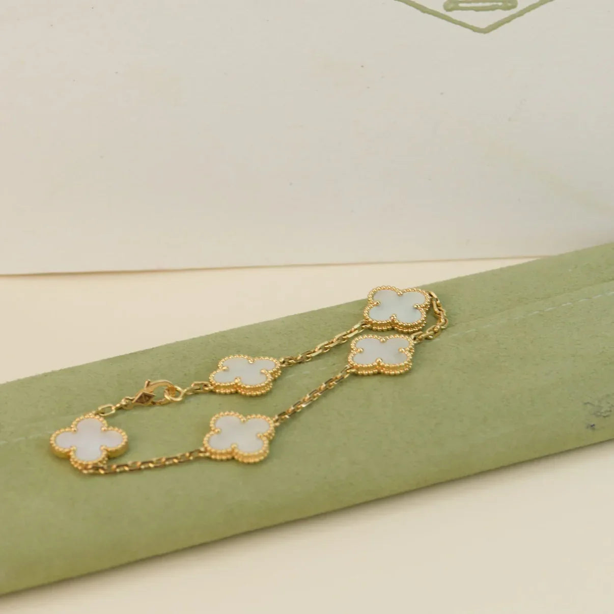 [Riva Jewelry]LUCKY CLOVER 5-MOTIF BRACELET - WHITE MOTHER-OF-PEARL COLLECTION