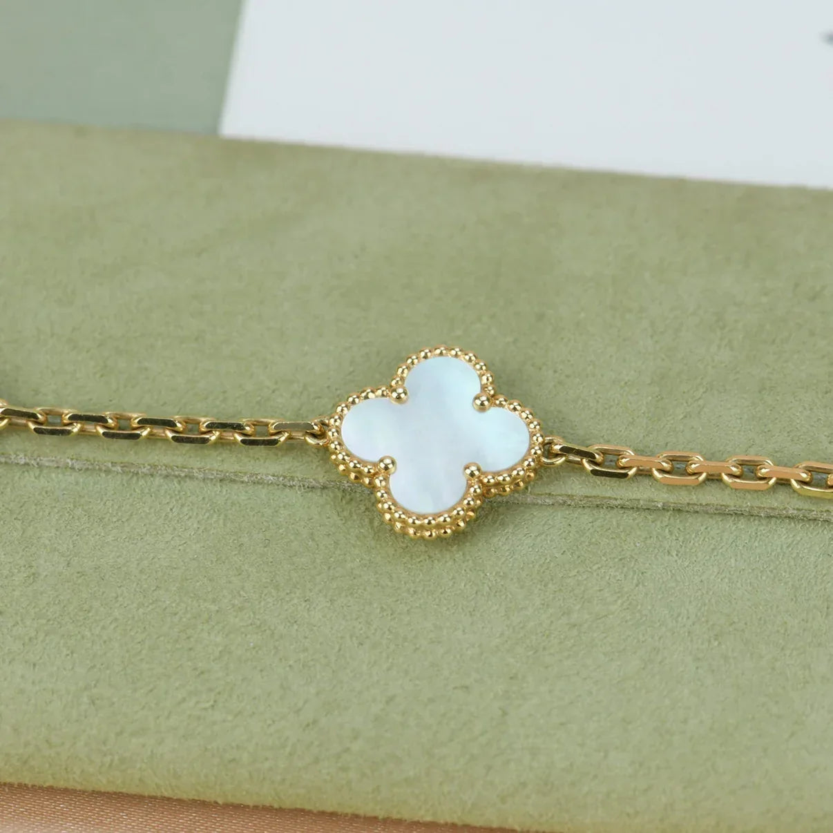 [Riva Jewelry]LUCKY CLOVER 5-MOTIF BRACELET - WHITE MOTHER-OF-PEARL COLLECTION