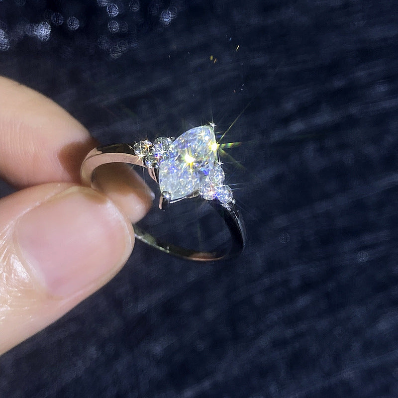 [Riva Jewelry]ELEGANT MARQUISE CUT MOISSANITE RING WITH SIDE ACCENTS