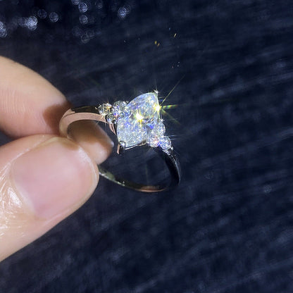 [Riva Jewelry]ELEGANT MARQUISE CUT MOISSANITE RING WITH SIDE ACCENTS