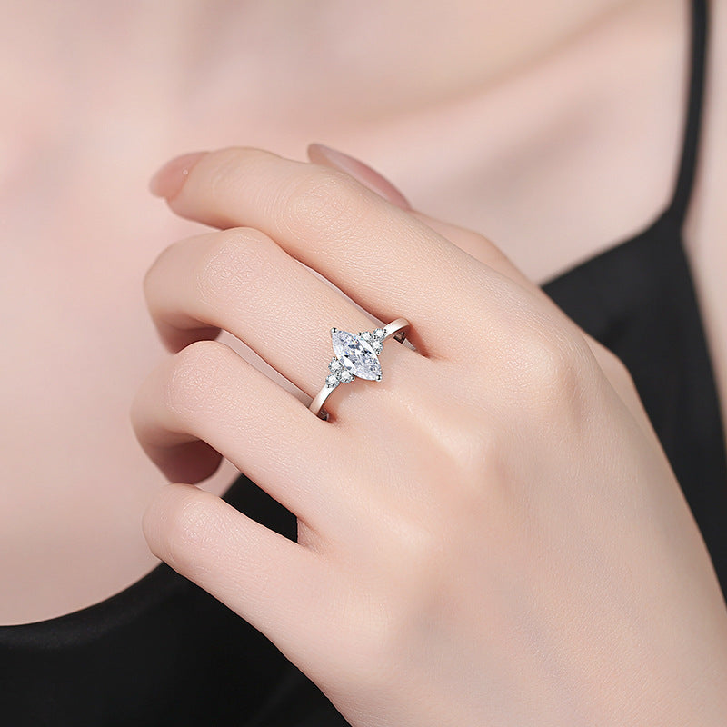 [Riva Jewelry]ELEGANT MARQUISE CUT MOISSANITE RING WITH SIDE ACCENTS