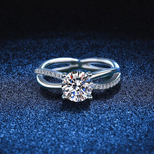 [Riva Jewelry]ELEGANT 4-PRONG CROSSOVER MOISSANITE ENGAGEMENT RING