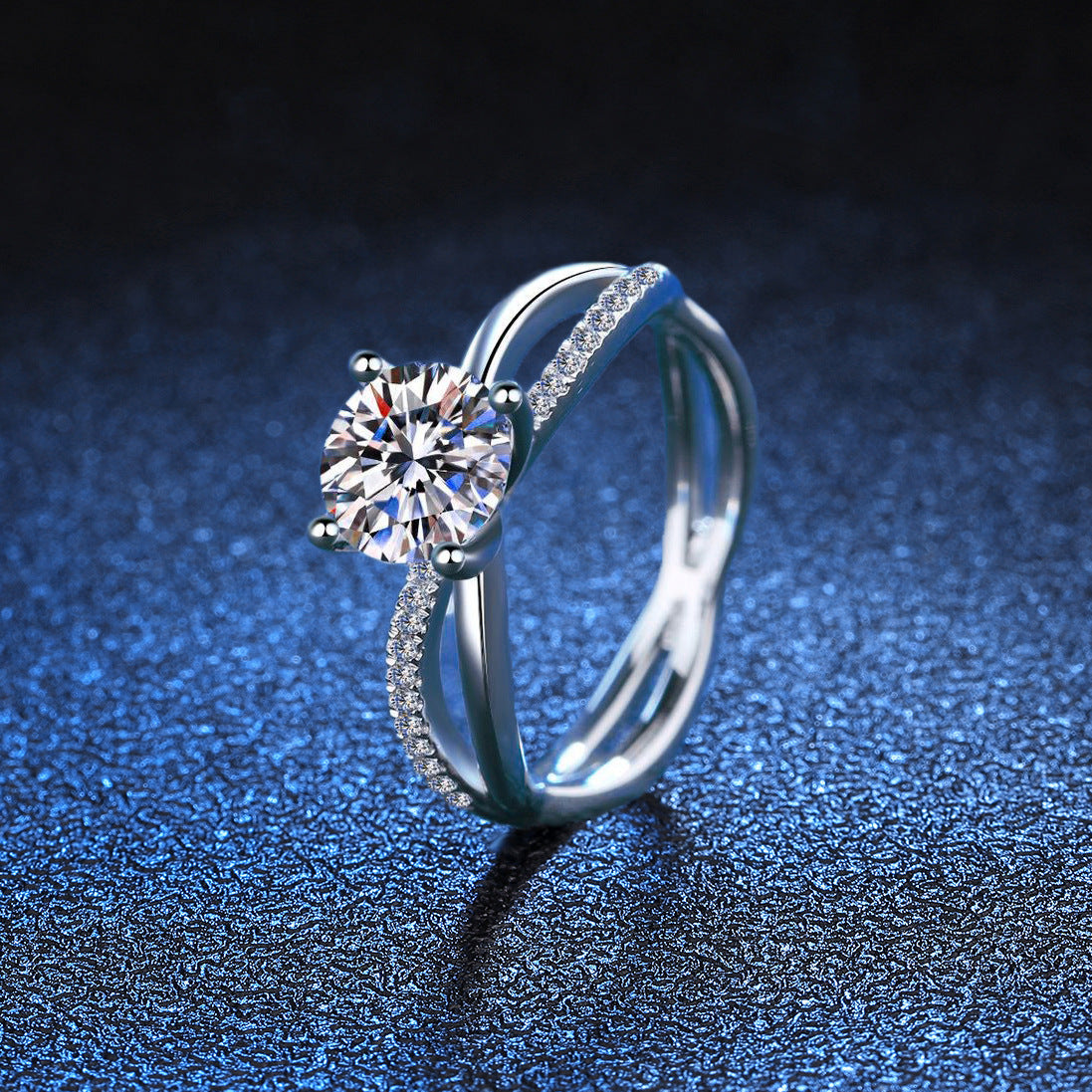[Riva Jewelry]ELEGANT 4-PRONG CROSSOVER MOISSANITE ENGAGEMENT RING