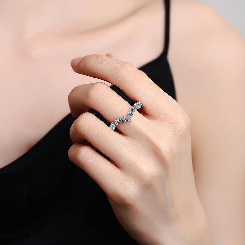 [Riva Jewelry]ELEGANT V-SHAPED CHEVRON MOISSANITE RING
