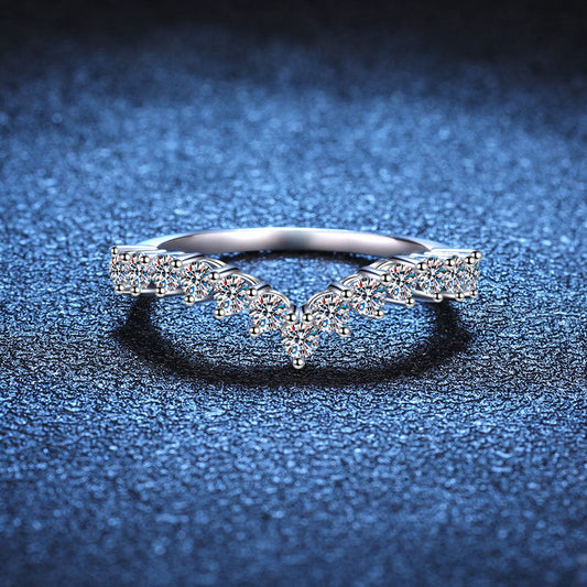 [Riva Jewelry]ELEGANT V-SHAPED CHEVRON MOISSANITE RING