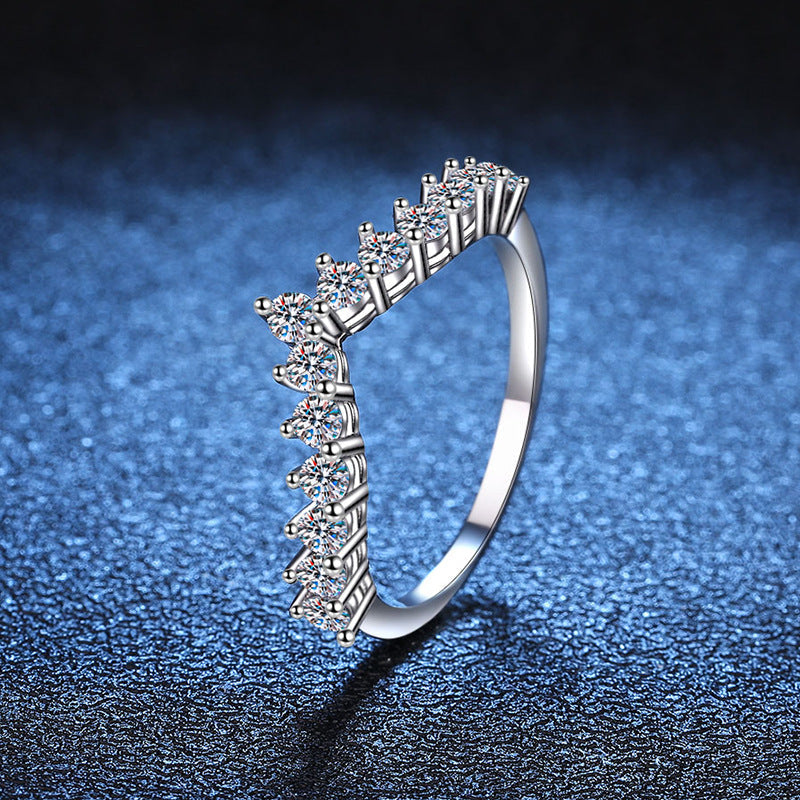 [Riva Jewelry]ELEGANT V-SHAPED CHEVRON MOISSANITE RING