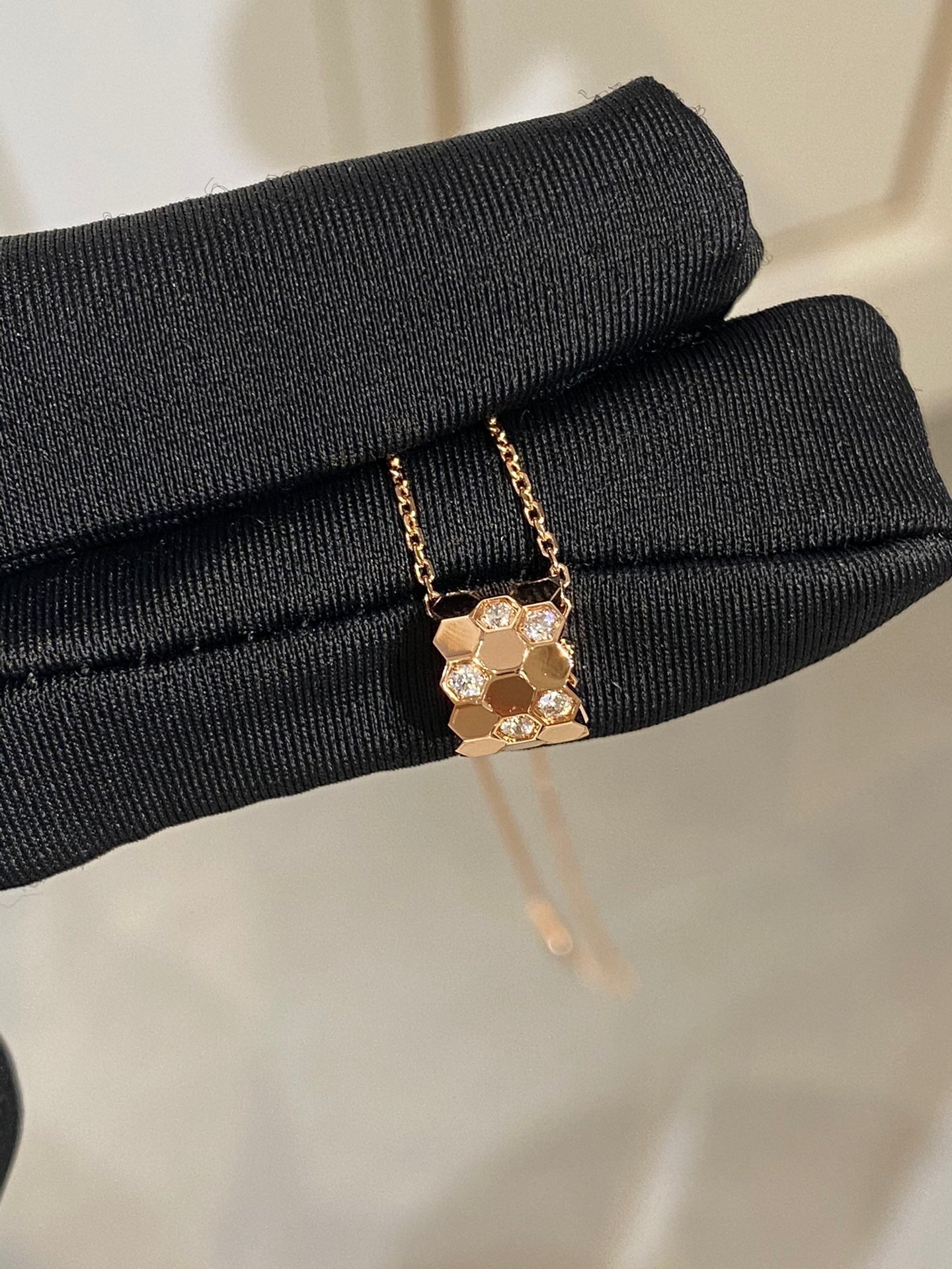 [Riva Jewelry]BEE LOVE DIAMOND NECKLACE