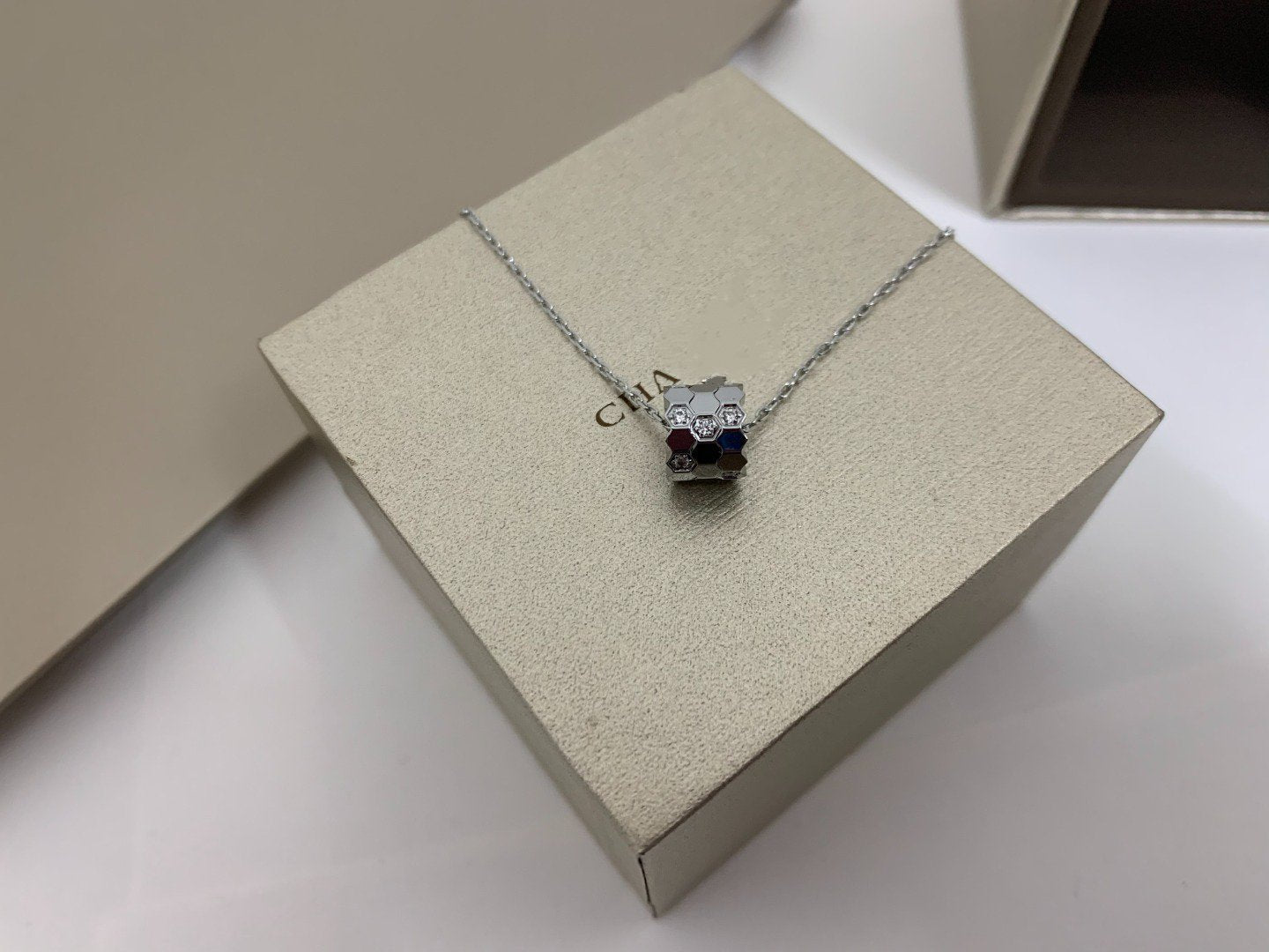 [Riva Jewelry]BEE LOVE DIAMOND NECKLACE
