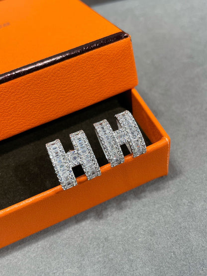 [Riva Jewelry]H STUD EARRINGS WITH SILVER DIAMONDS