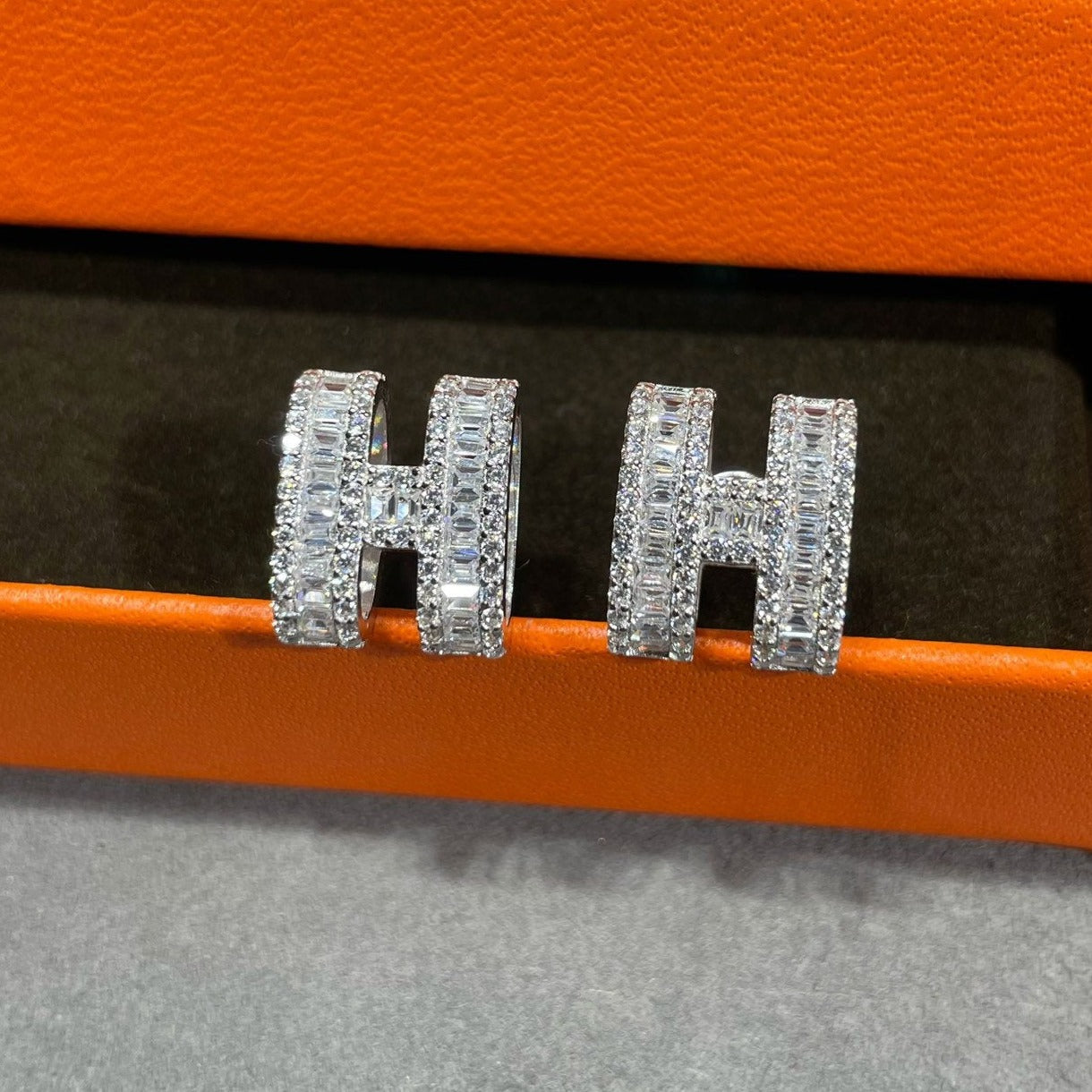 [Riva Jewelry]H STUD EARRINGS WITH SILVER DIAMONDS
