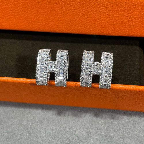 [Riva Jewelry]H STUD EARRINGS WITH SILVER DIAMONDS