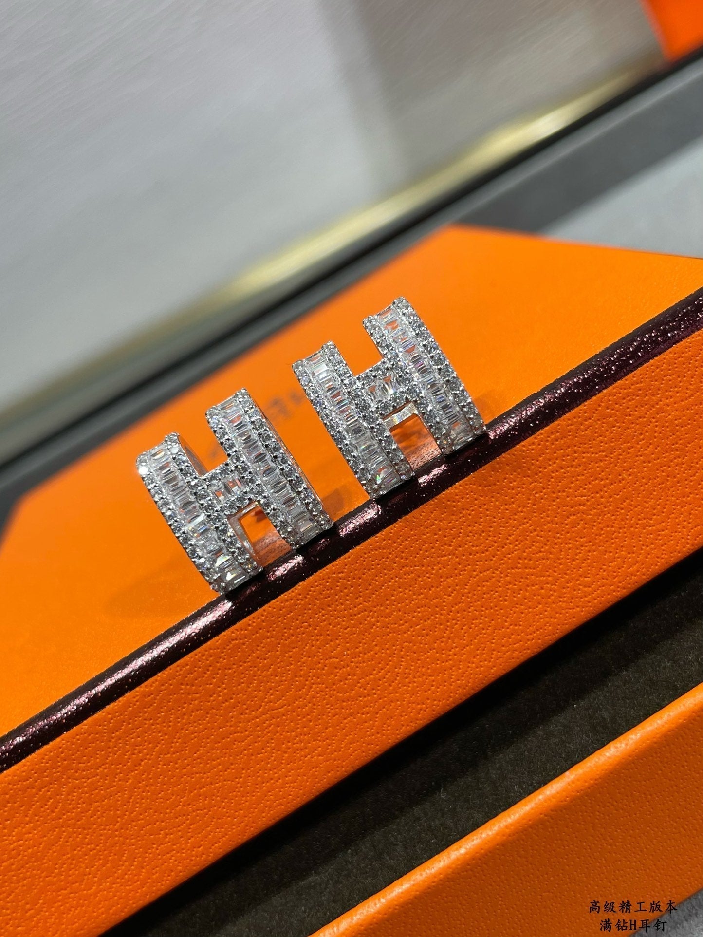 [Riva Jewelry]H STUD EARRINGS WITH SILVER DIAMONDS