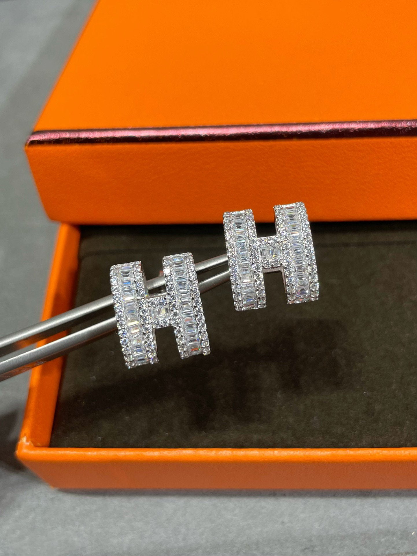[Riva Jewelry]H STUD EARRINGS WITH SILVER DIAMONDS
