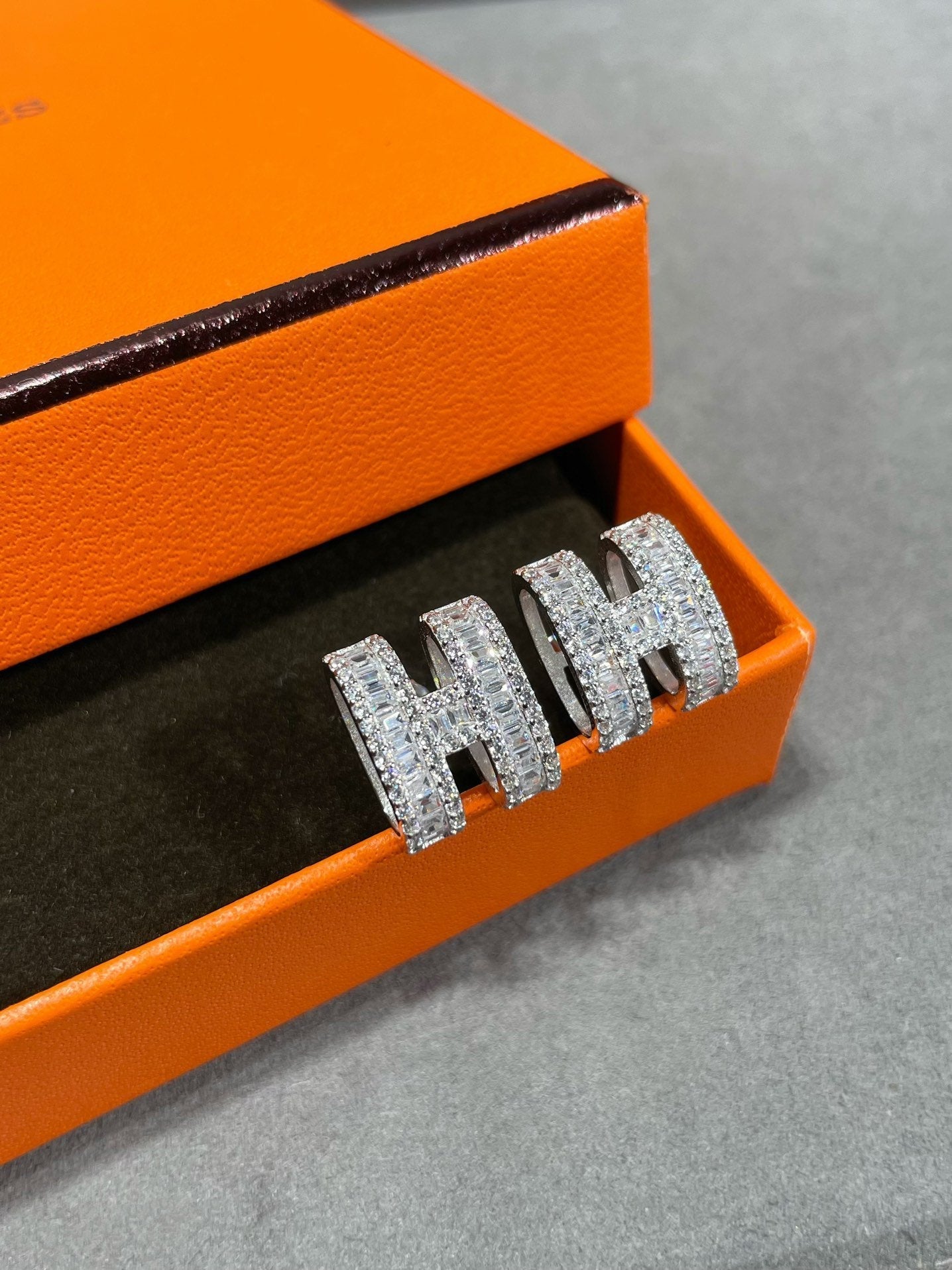 [Riva Jewelry]H STUD EARRINGS WITH SILVER DIAMONDS
