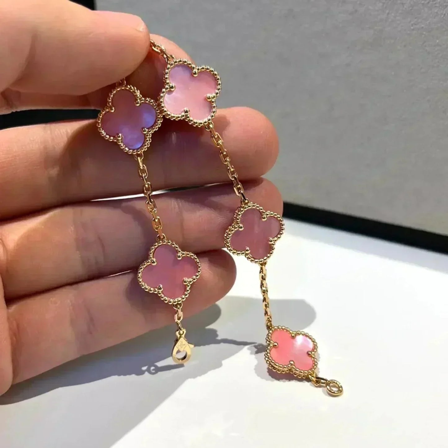 [Riva Jewelry]LUCKY CLOVER 5-MOTIF BRACELET - PINK MOTHER-OF-PEARL COLLECTION