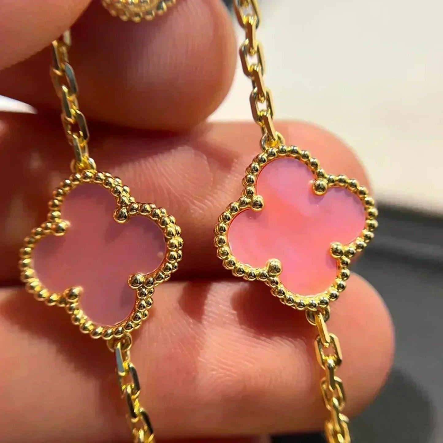 [Riva Jewelry]LUCKY CLOVER 5-MOTIF BRACELET - PINK MOTHER-OF-PEARL COLLECTION