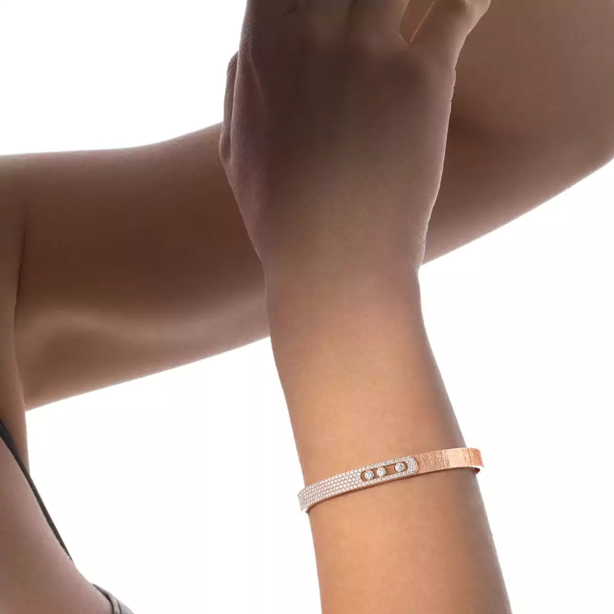 [Riva Jewelry]MOVE NOA CISELÉ HALF-PAVÉ DIAMOND BANGLE BRACELET