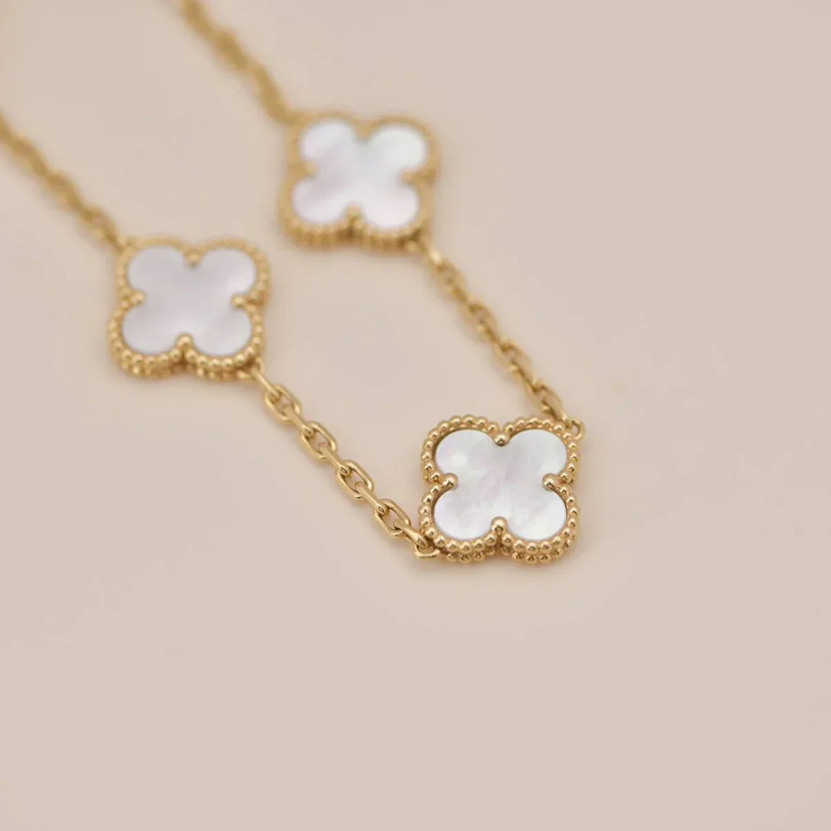 [Riva Jewelry]LUCKY CLOVER 5-MOTIF BRACELET - WHITE MOTHER-OF-PEARL COLLECTION