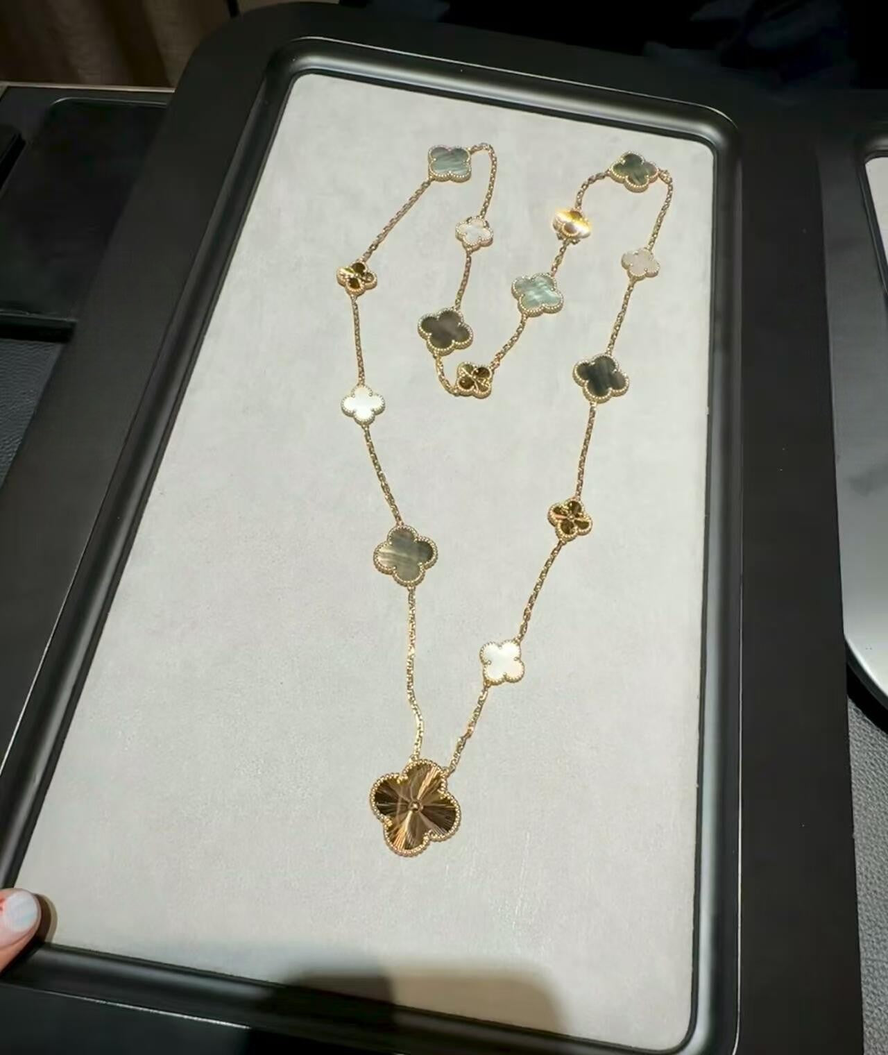 [Riva Jewelry]DETACHABLE 15-MOTIF CLOVER STATEMENT SET - GREY MOTHER-OF-PEARL & LASER