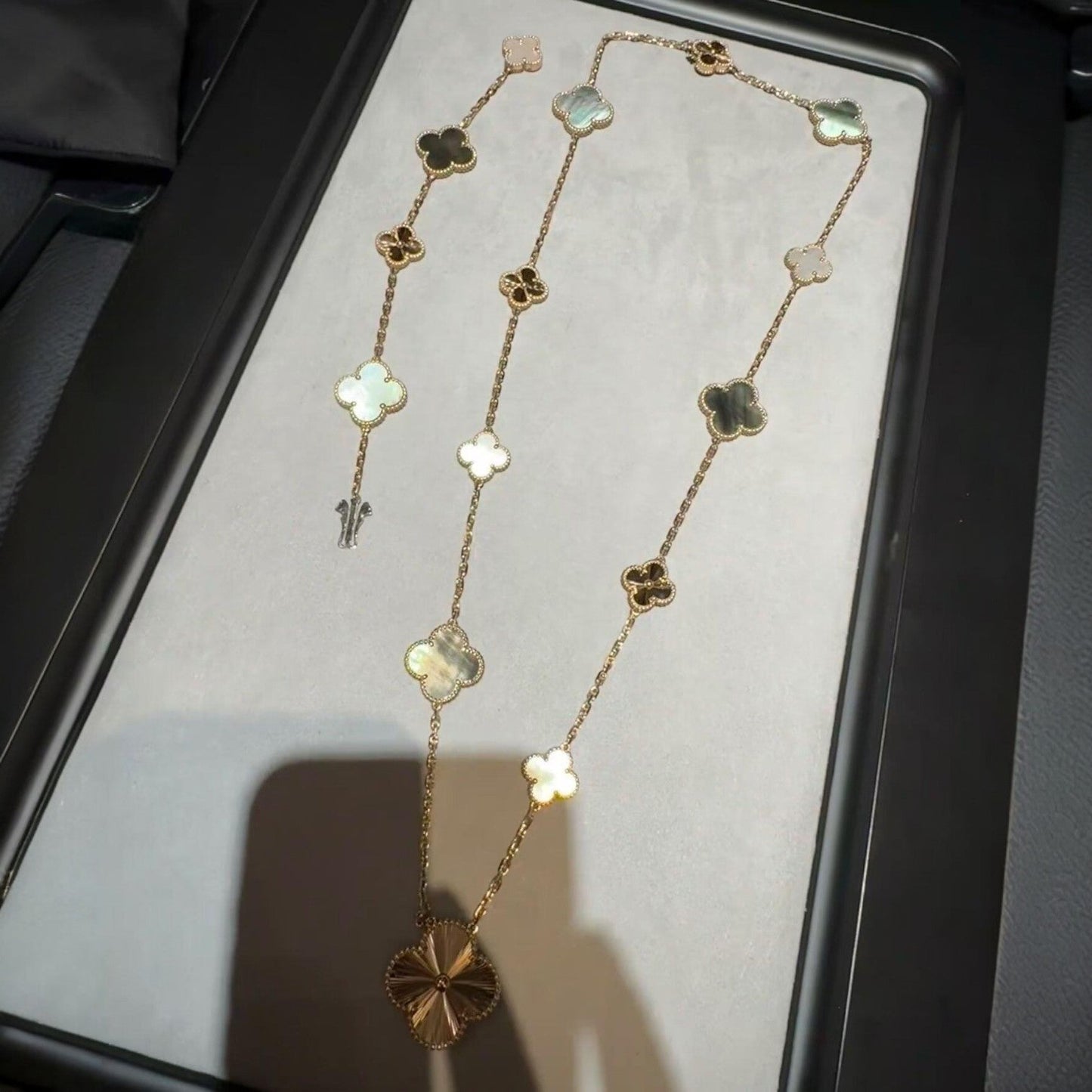 [Riva Jewelry]DETACHABLE 15-MOTIF CLOVER STATEMENT SET - GREY MOTHER-OF-PEARL & LASER