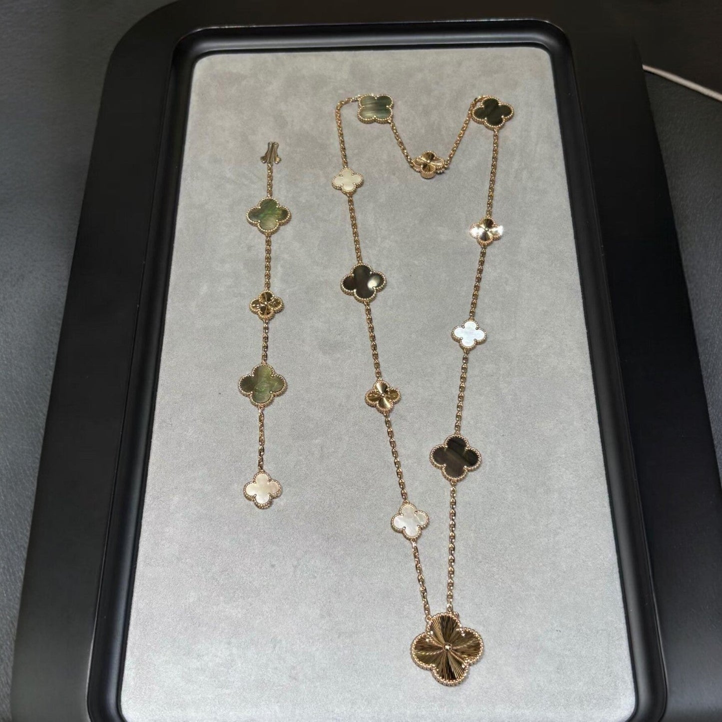 [Riva Jewelry]DETACHABLE 15-MOTIF CLOVER STATEMENT SET - GREY MOTHER-OF-PEARL & LASER