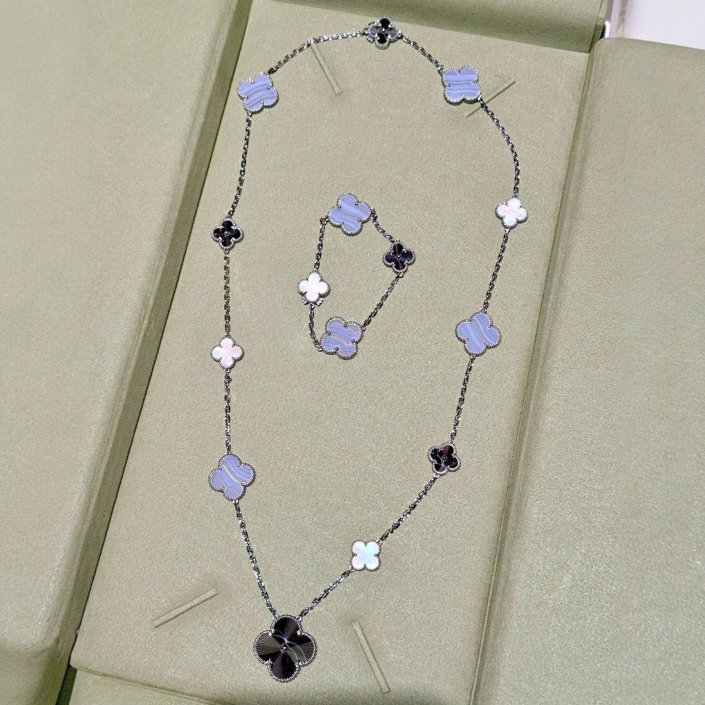 [Riva Jewelry]DETACHABLE 15-MOTIF CLOVER STATEMENT SET - PURPLE CHALCEDONY & LASER