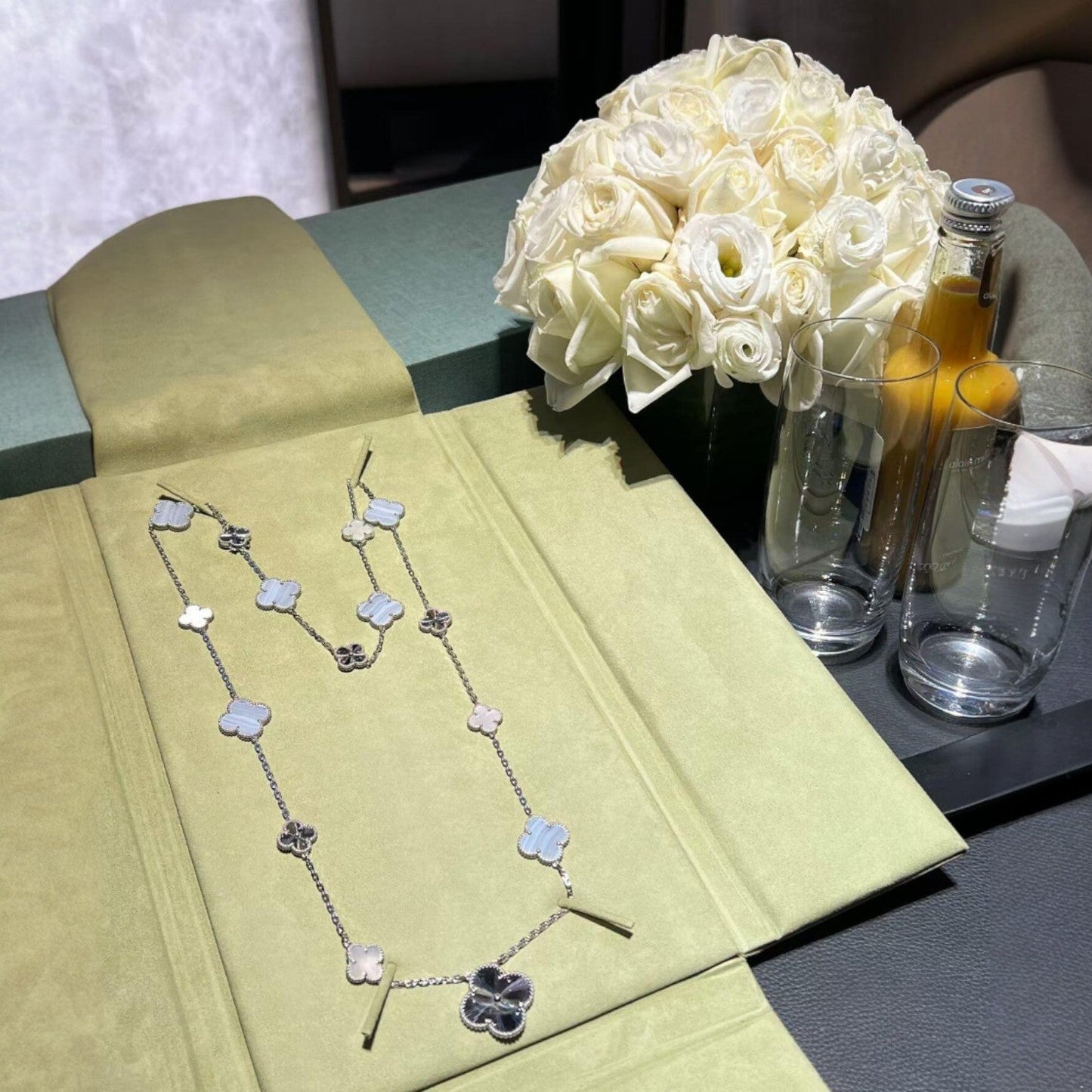[Riva Jewelry]DETACHABLE 15-MOTIF CLOVER STATEMENT SET - PURPLE CHALCEDONY & LASER